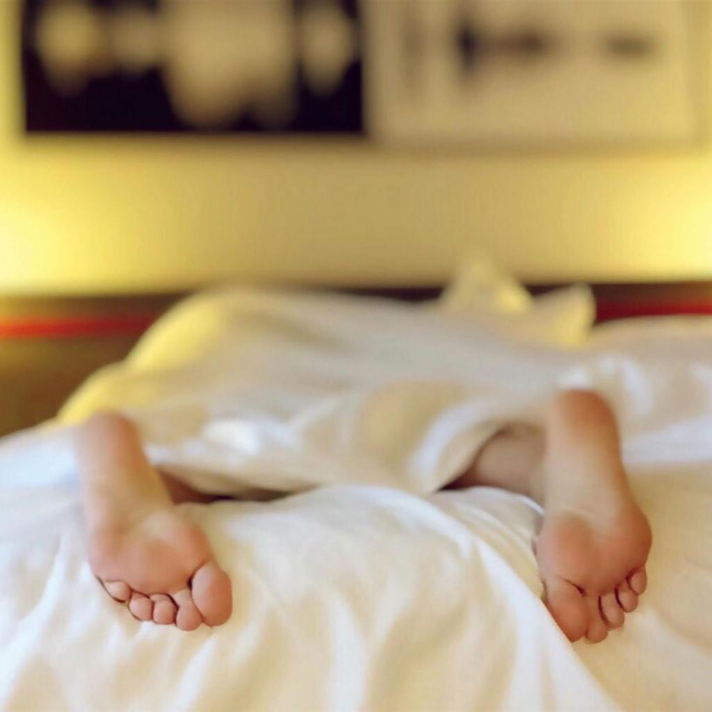 Person, Die Auf Bett Liegt, Die Weiße Decke Bedeckt